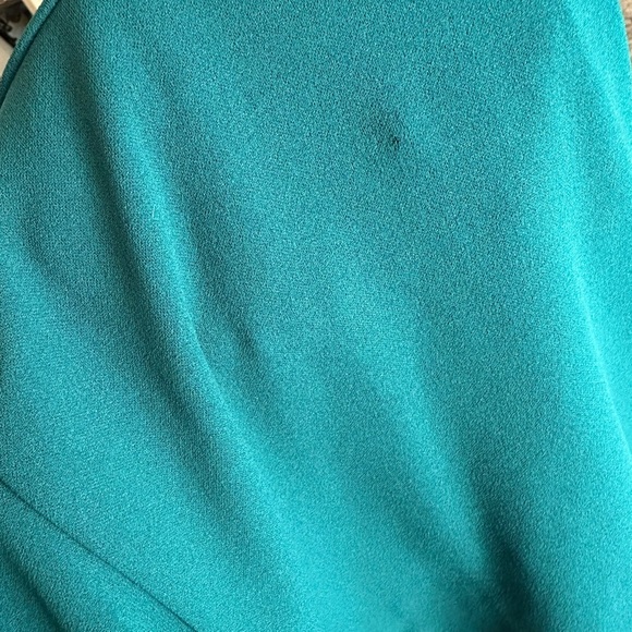 Elegant Green Off-Shoulder Dress - Picture 8 of 16